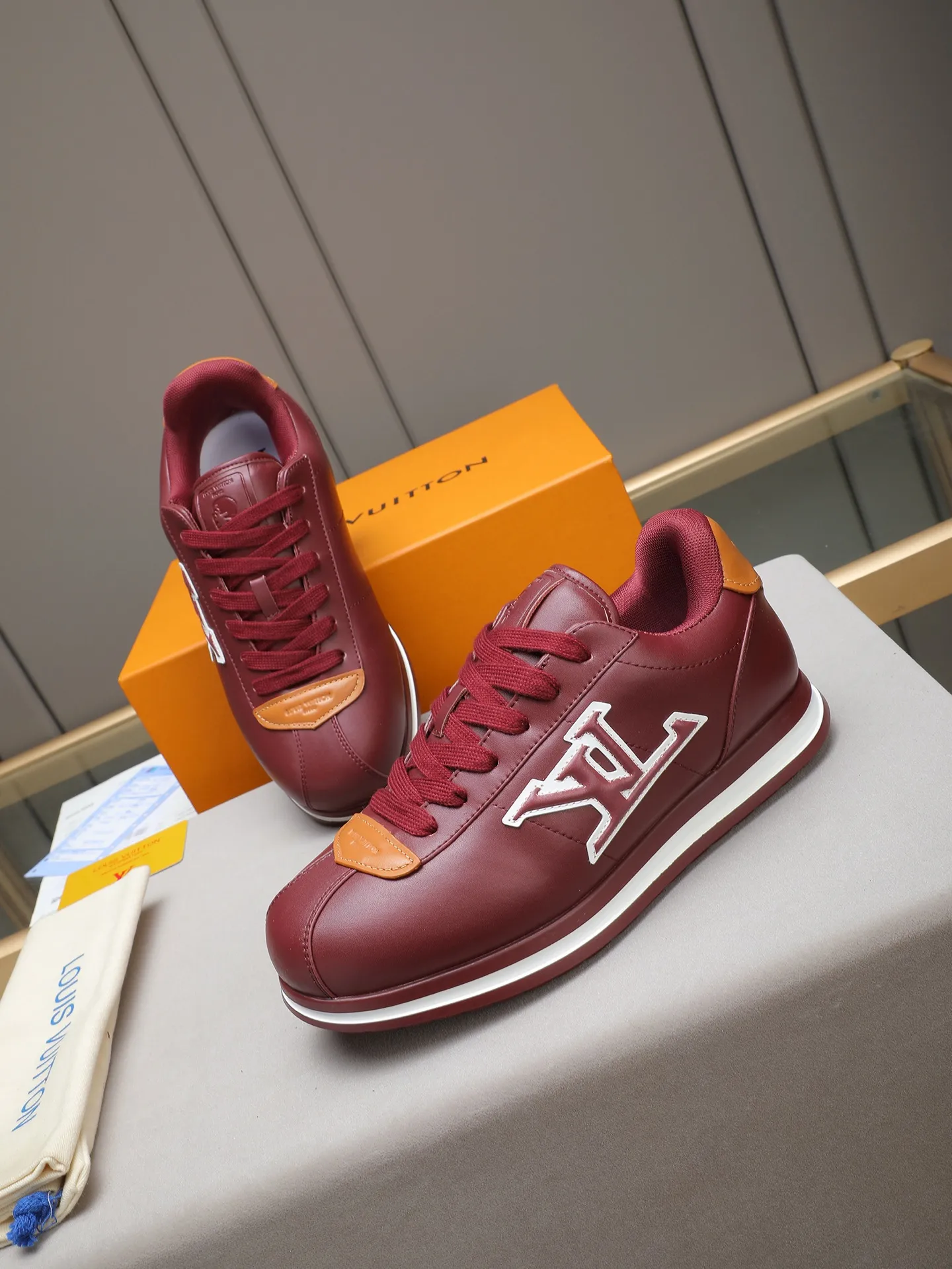 PP560 LV Louis Vuitton L Jialu Brand Runner Tatic Series Thick-soled Casual Sports Shoes Running Shoes Original purchase, development and production This LV Runner Tatic sports shoe combines technical materials such as mesh fabric and ribbons to interpret the inspiration of traditional mountaineering shoes. LV letters are written on one side, the lariat buckle of the quick lacing system is embellished with Monogram flowers and Louis Vuitton logos, and the light and wear-resistant rubber outsole completes the whole. ▪️Fabric: Original imported cowhide + mesh ▪️Inner lining: Original customized breathable mesh ▪️Sole: Original open-molded anti-slip rubber combination material ▪️Size: Men's 38-44 (customized for 45 and 46)
